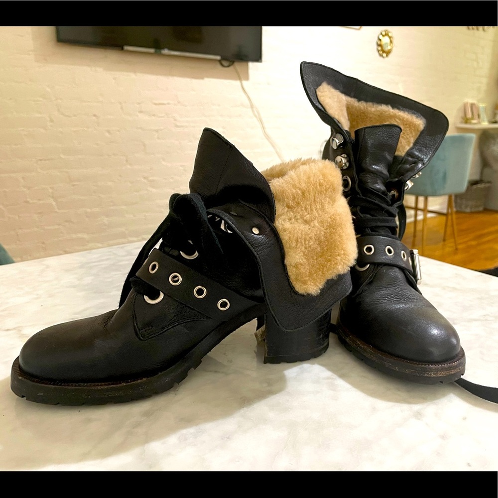 Black staylish winter boots with fur